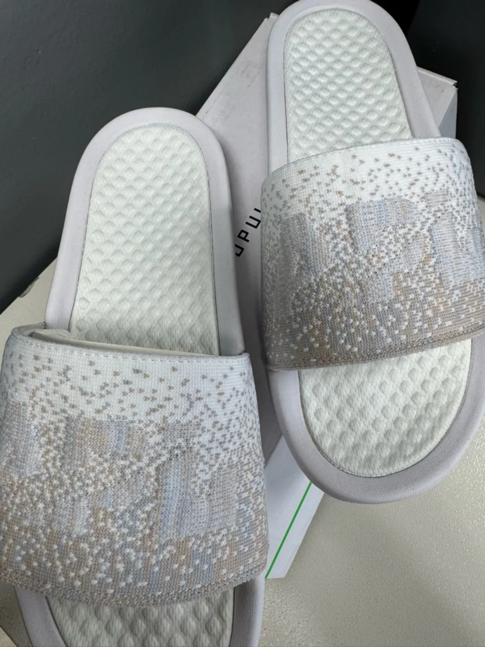 NIB- APL Men's Techloom Slide in White and Beige Melange